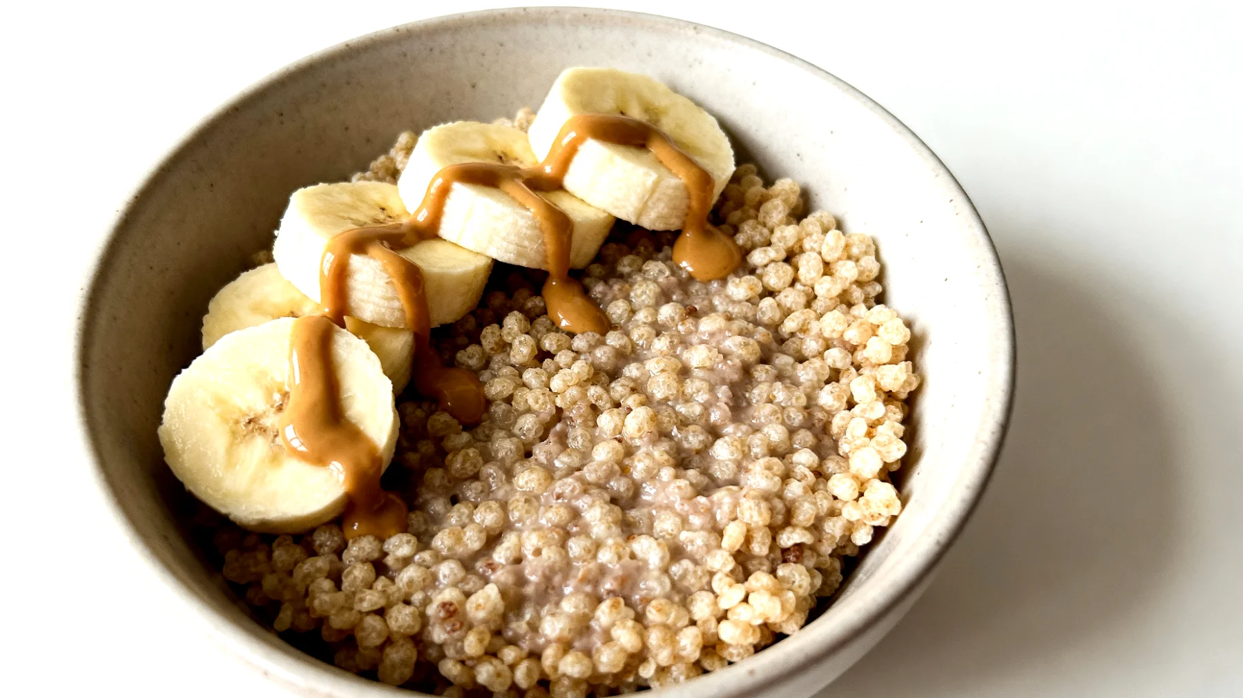 Amaranto soffiato con banana e burro di mandorle"