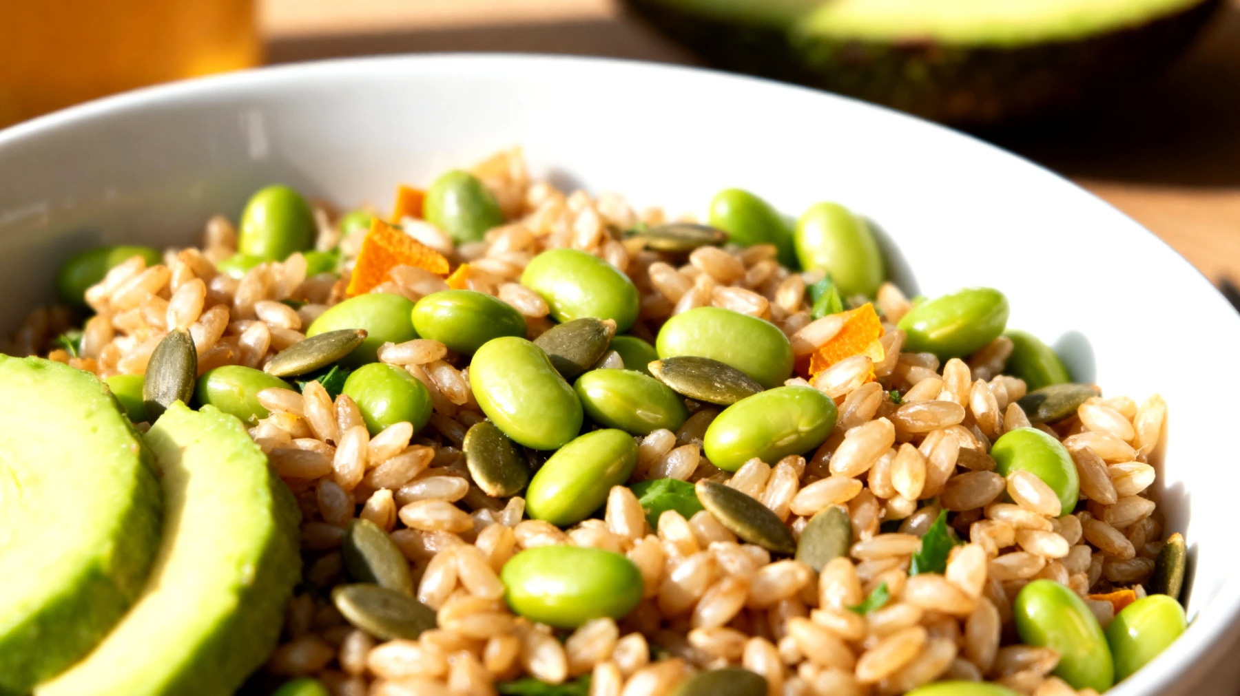 Insalata di farro con edamame, avocado e semi di zucca"