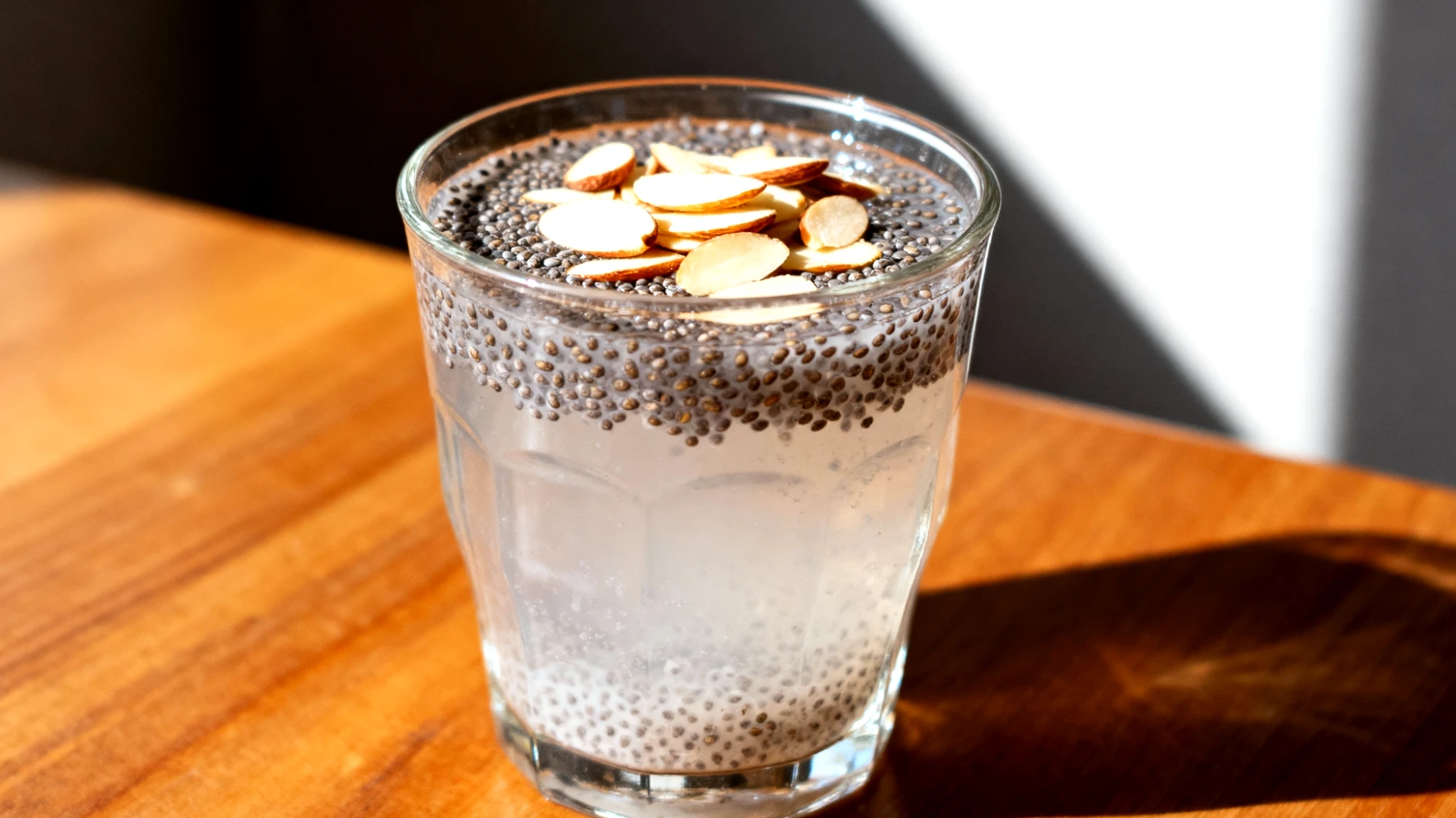 Kefir d'acqua con semi di chia e mandorle"