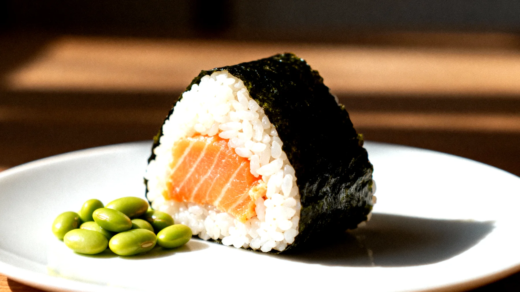 Onigiri con salmone, edamame e alga nori"