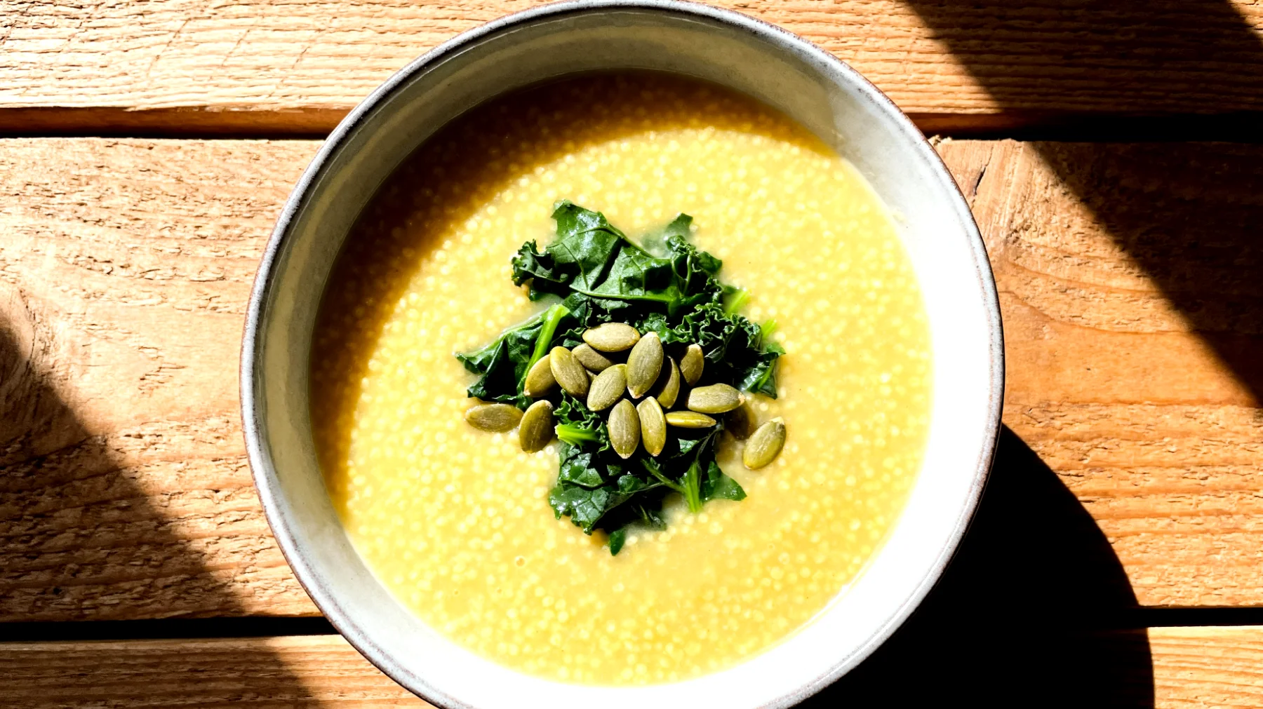 Zuppa di miglio con verdure amare e semi di zucca"