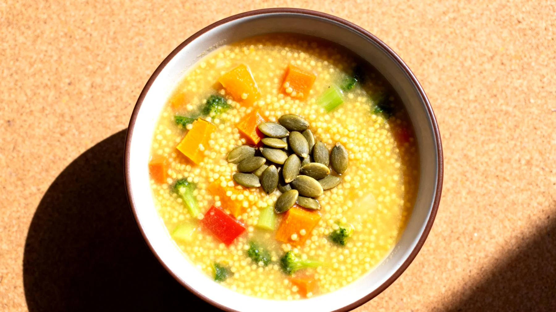 Zuppa di miglio con verdure e semi di zucca"
