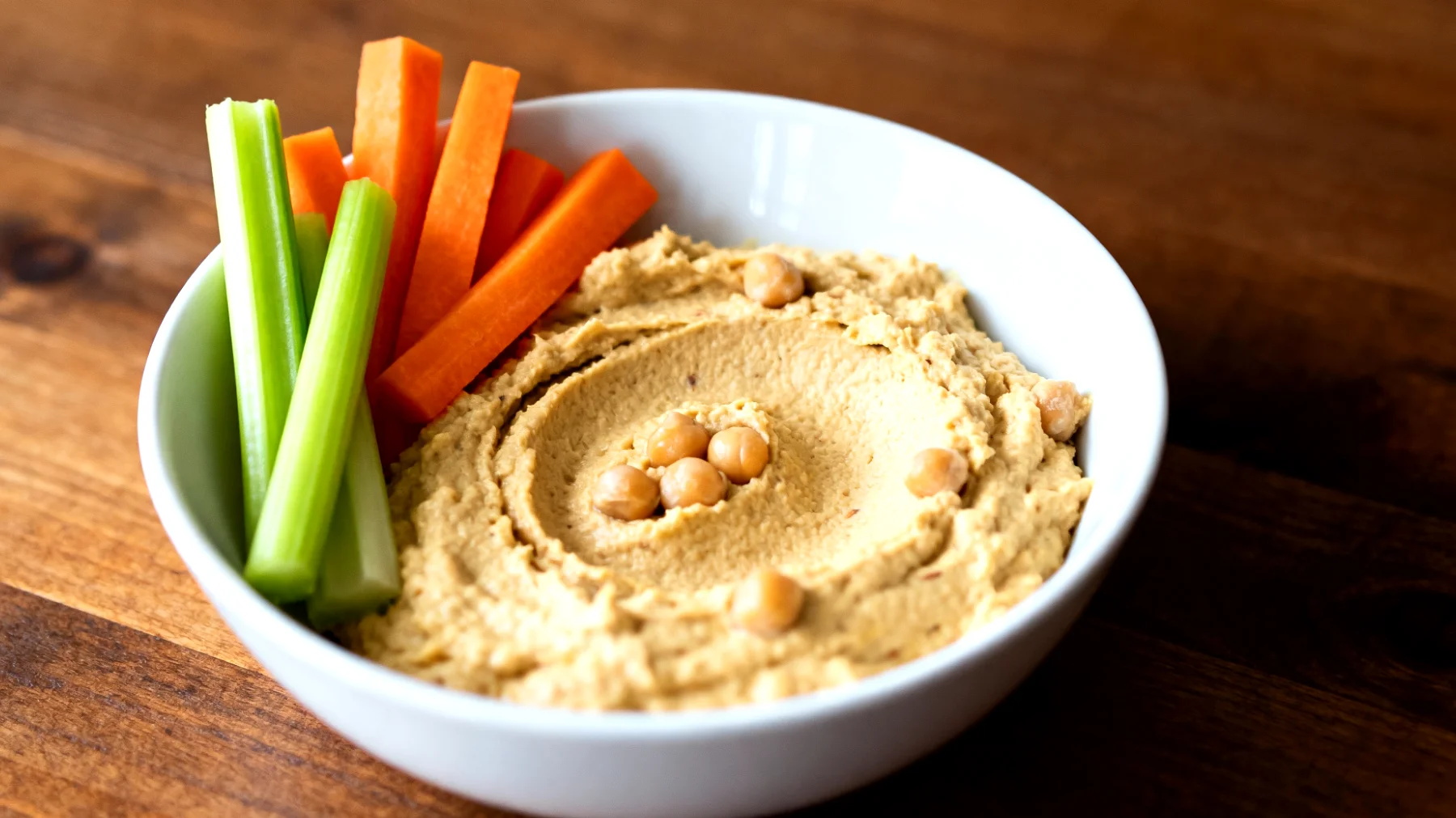 Hummus di ceci con bastoncini di sedano e carote"
