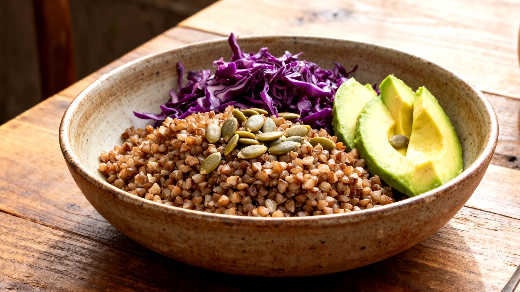 Insalata di grano saraceno con cavolo rosso fermentato, semi di zucca e avocado"