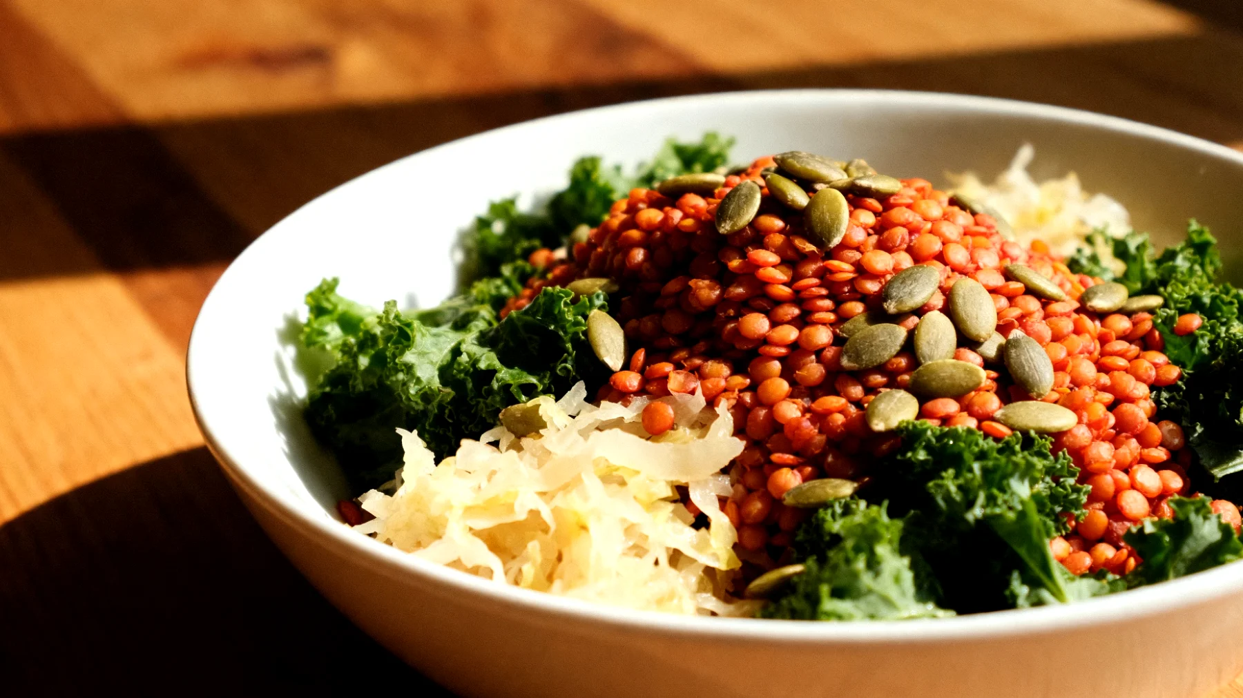Insalata di lenticchie rosse con cavolo riccio, semi di zucca e crauti"