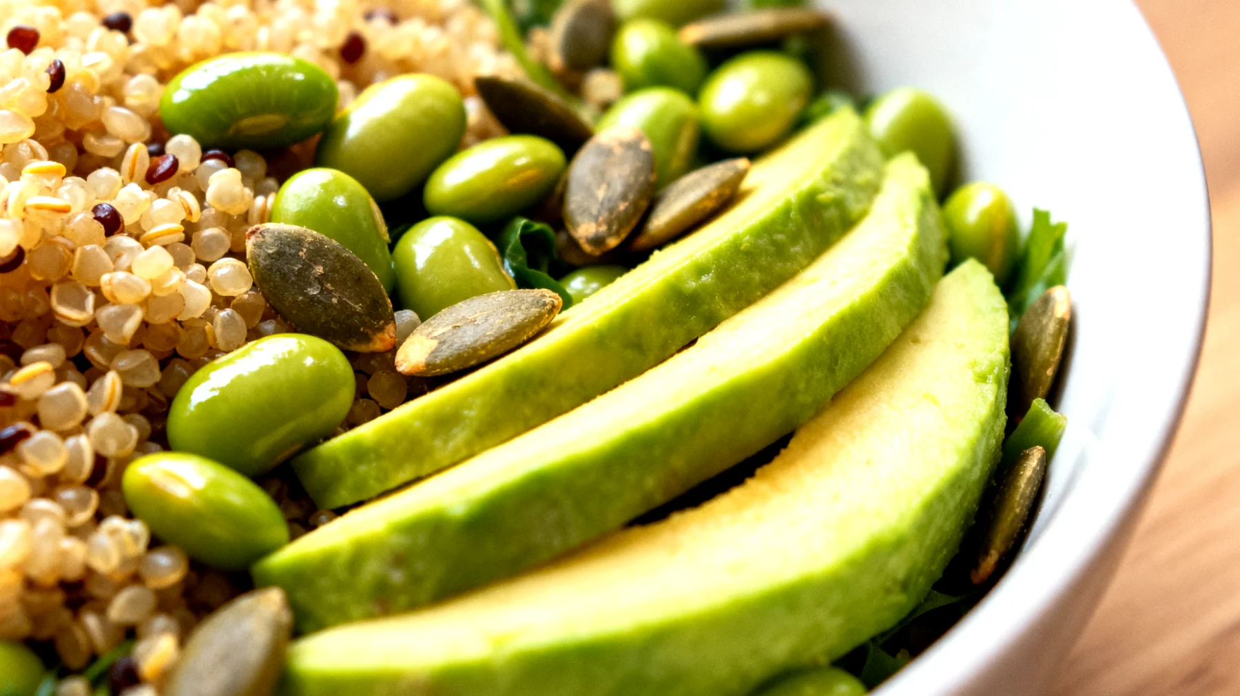 Insalata di quinoa con edamame, semi di zucca e avocado"