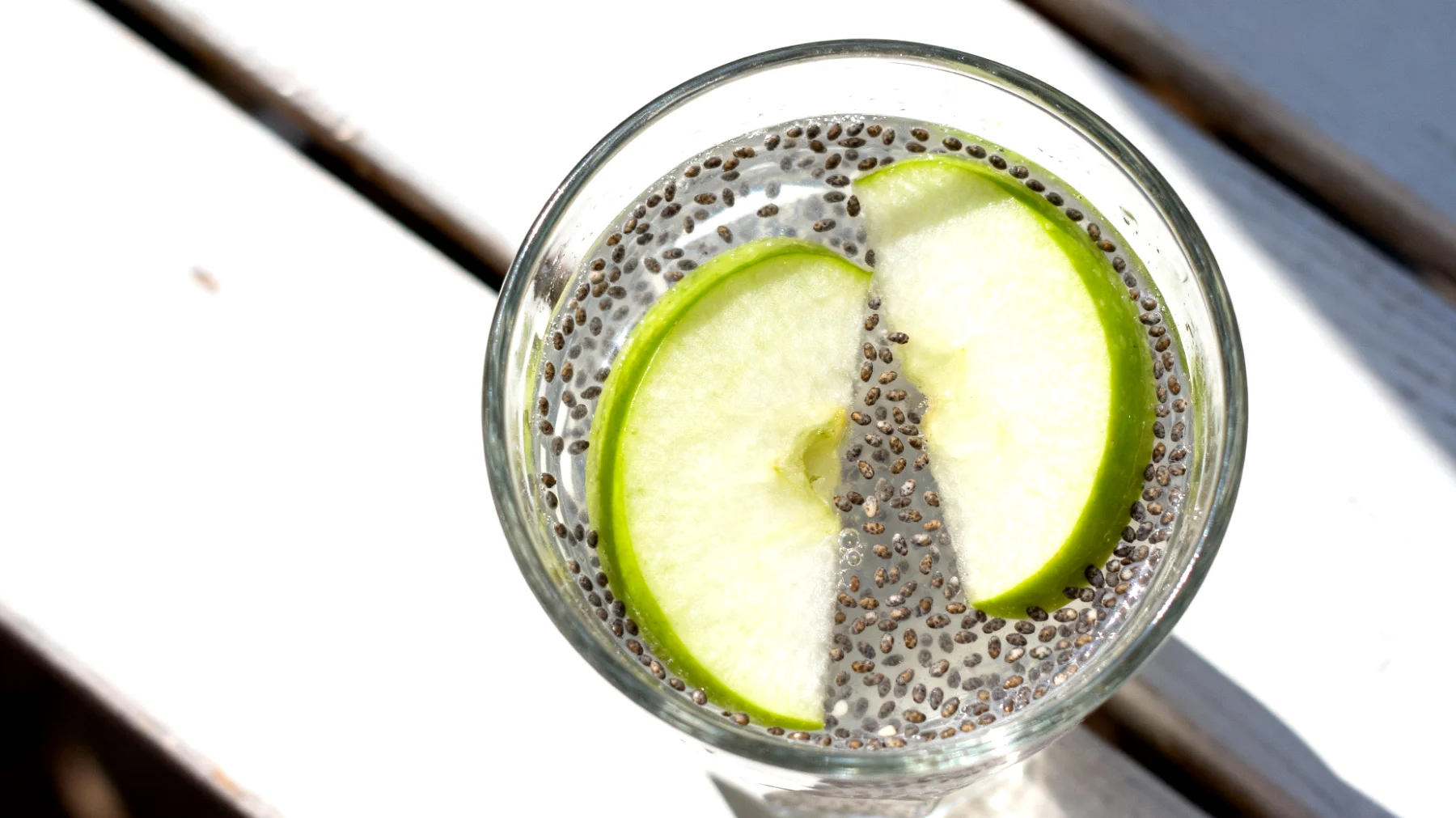 Kefir d'acqua con semi di chia e mela verde"