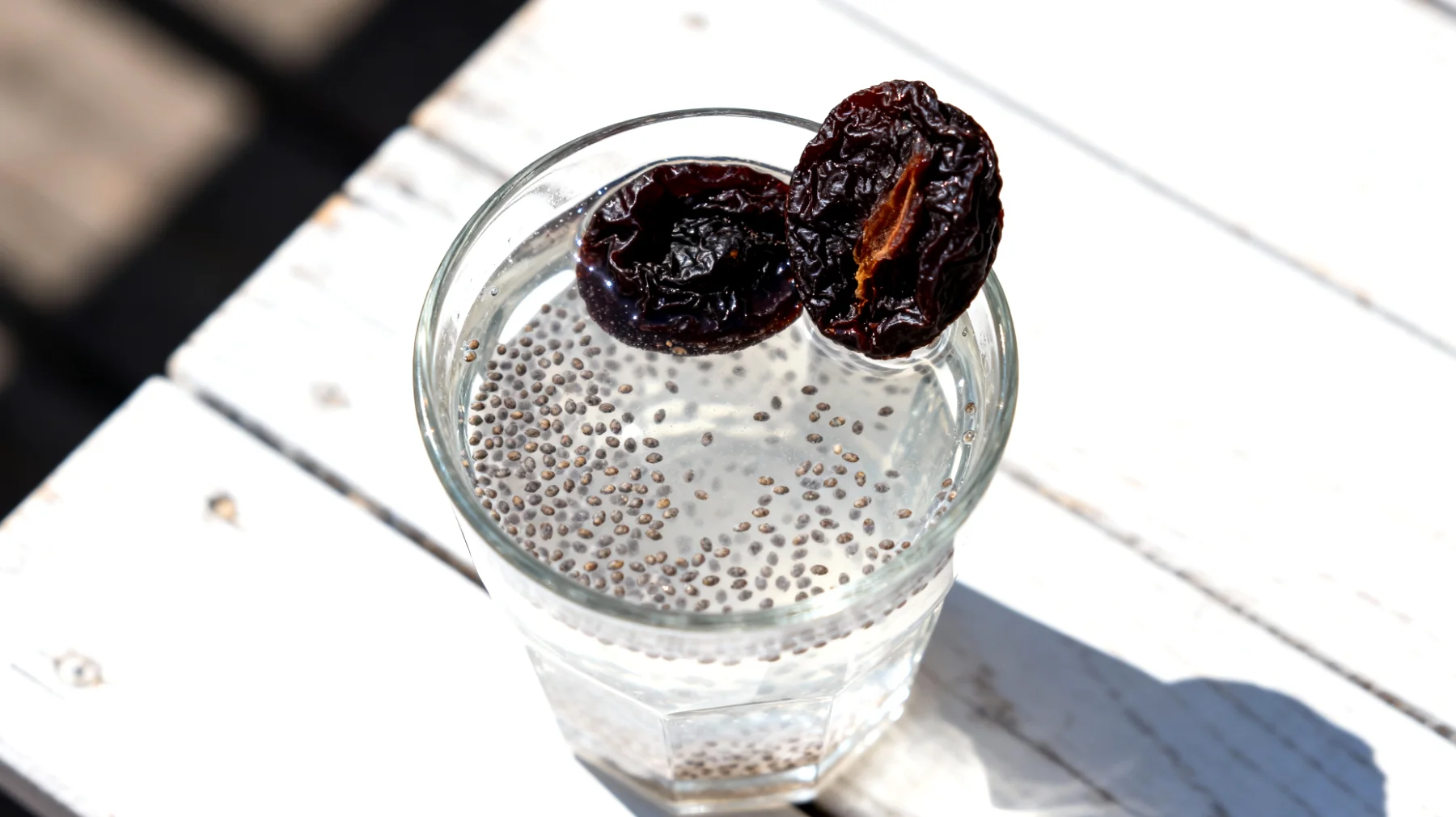 Kefir d'acqua con semi di chia e prugne secche"