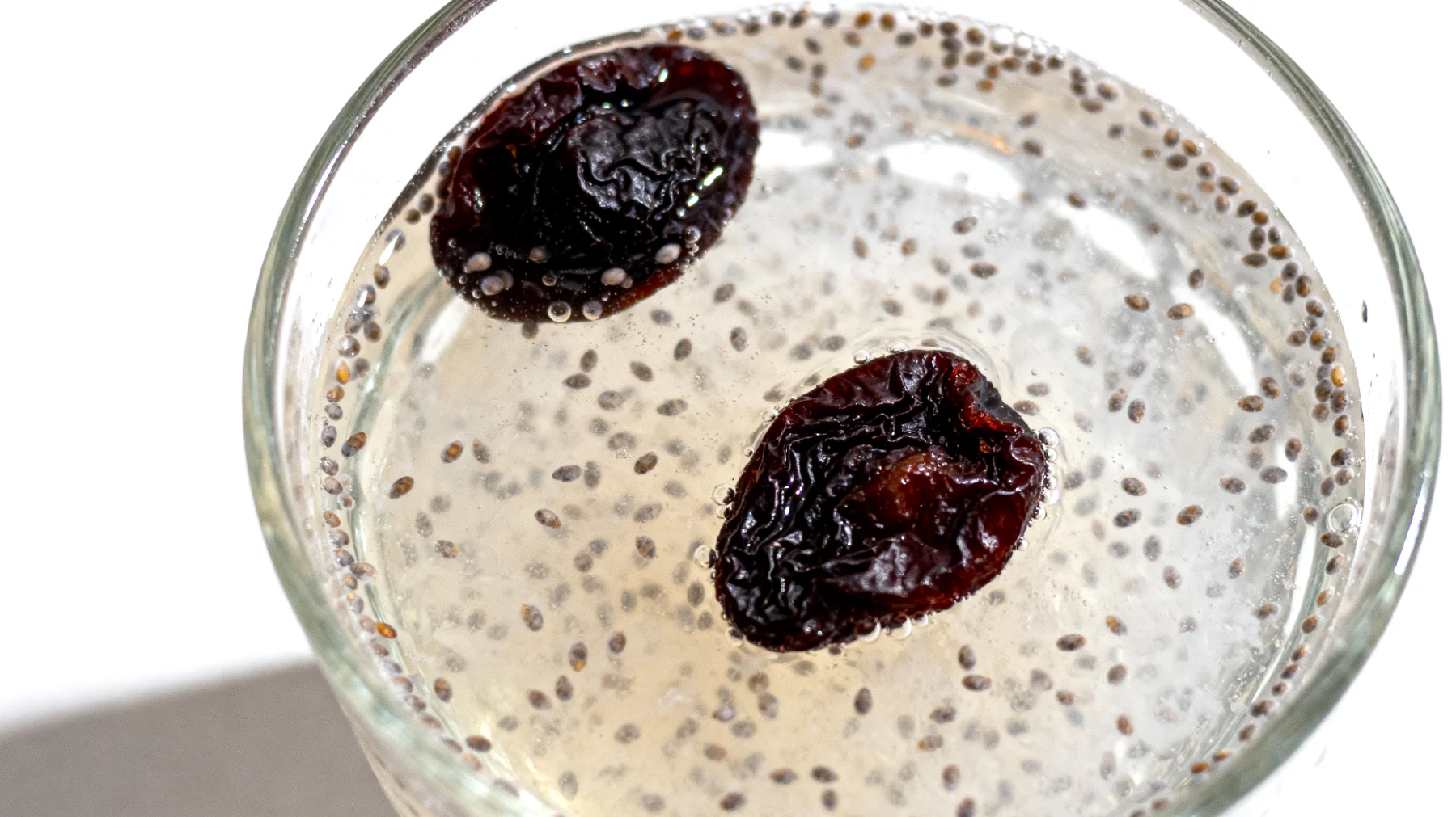 Kefir d'acqua con semi di chia e prugne secche"