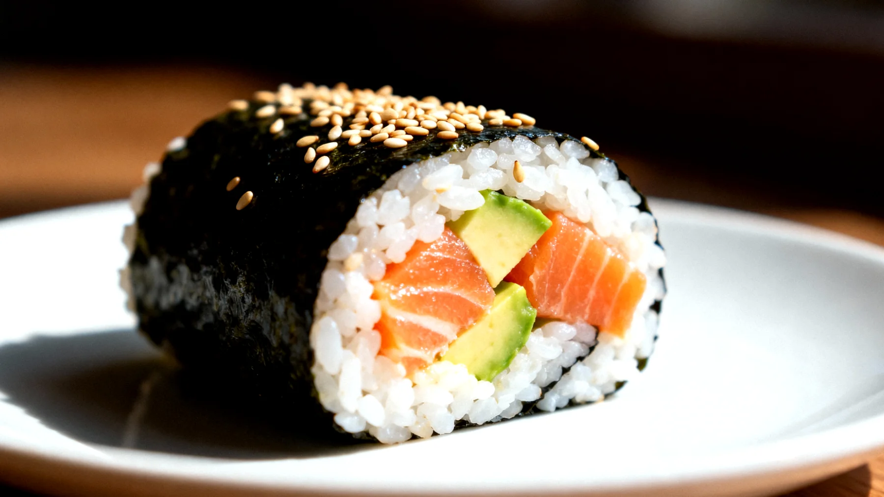Onigiri con salmone, avocado e semi di sesamo"