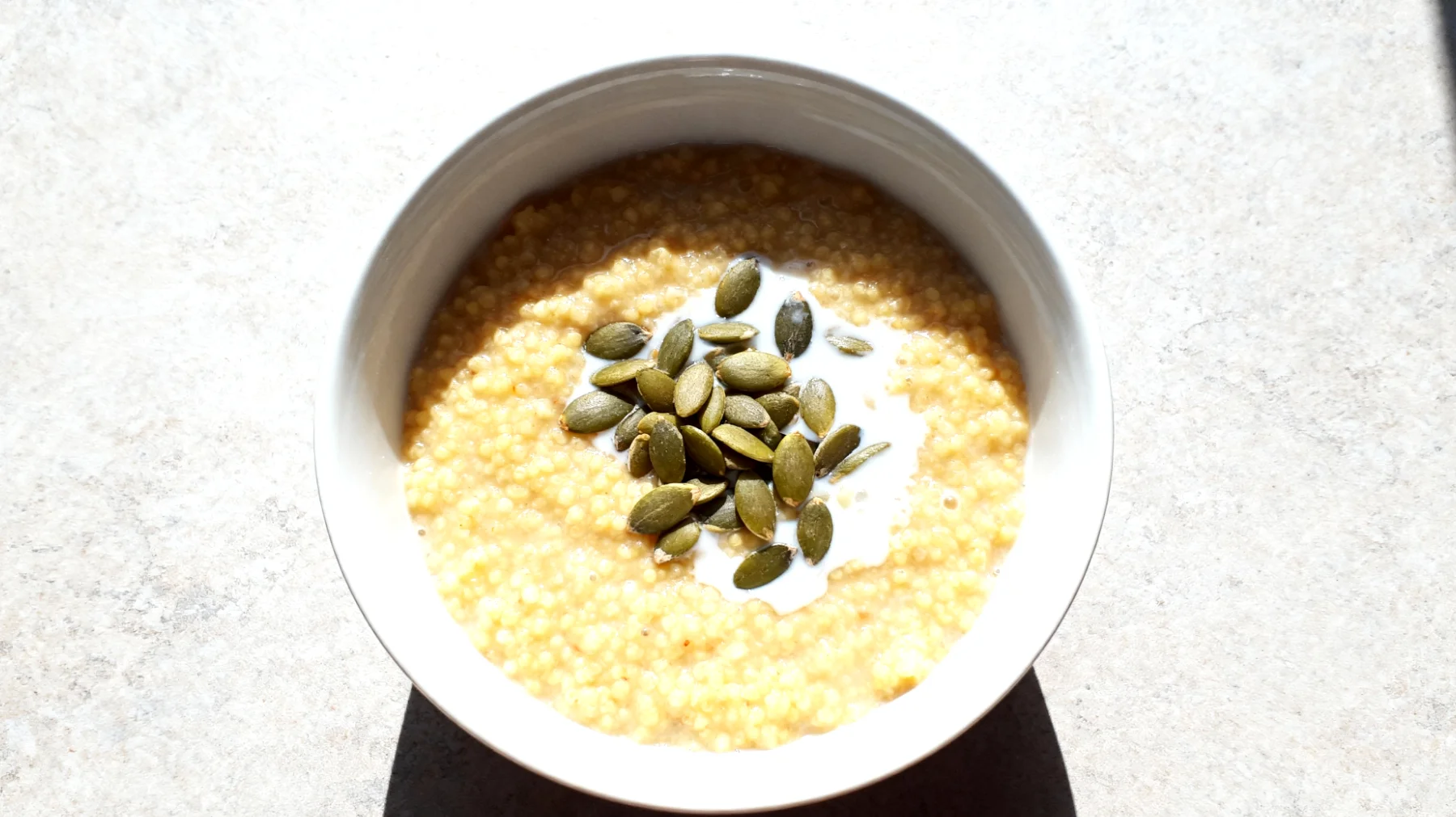 Porridge di miglio con semi di zucca e kefir"