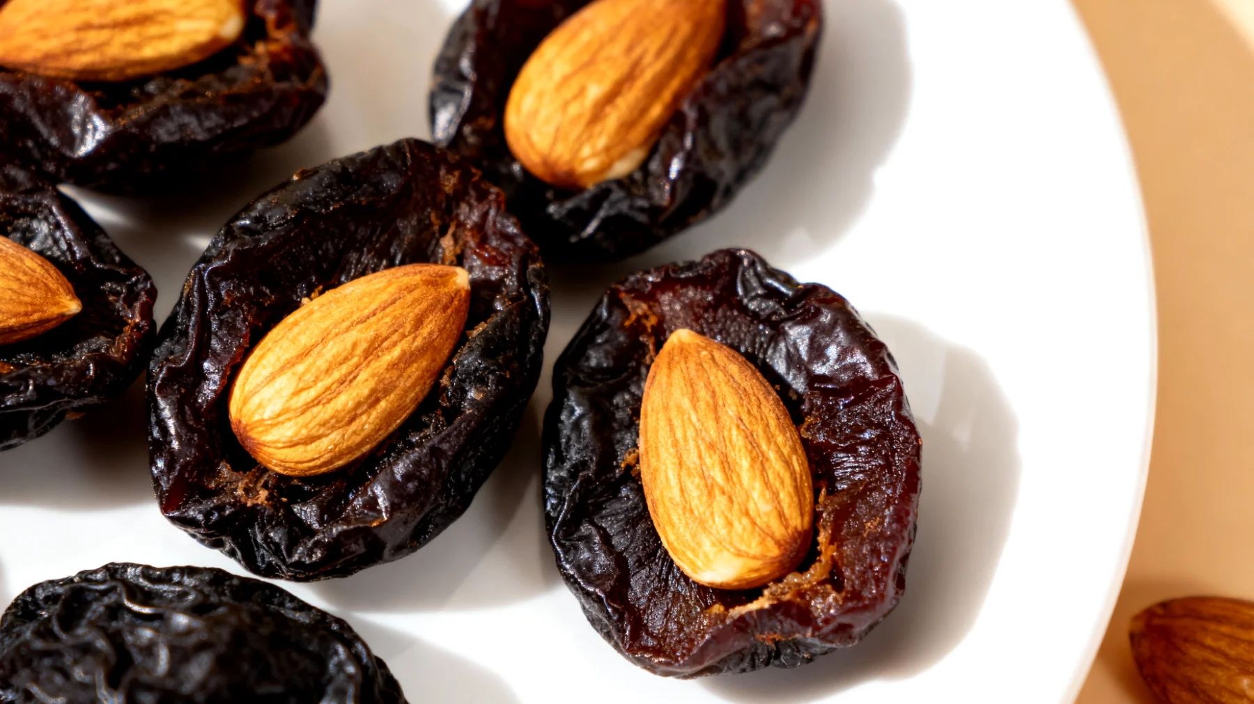 Prugne secche abbinate a mandorle"