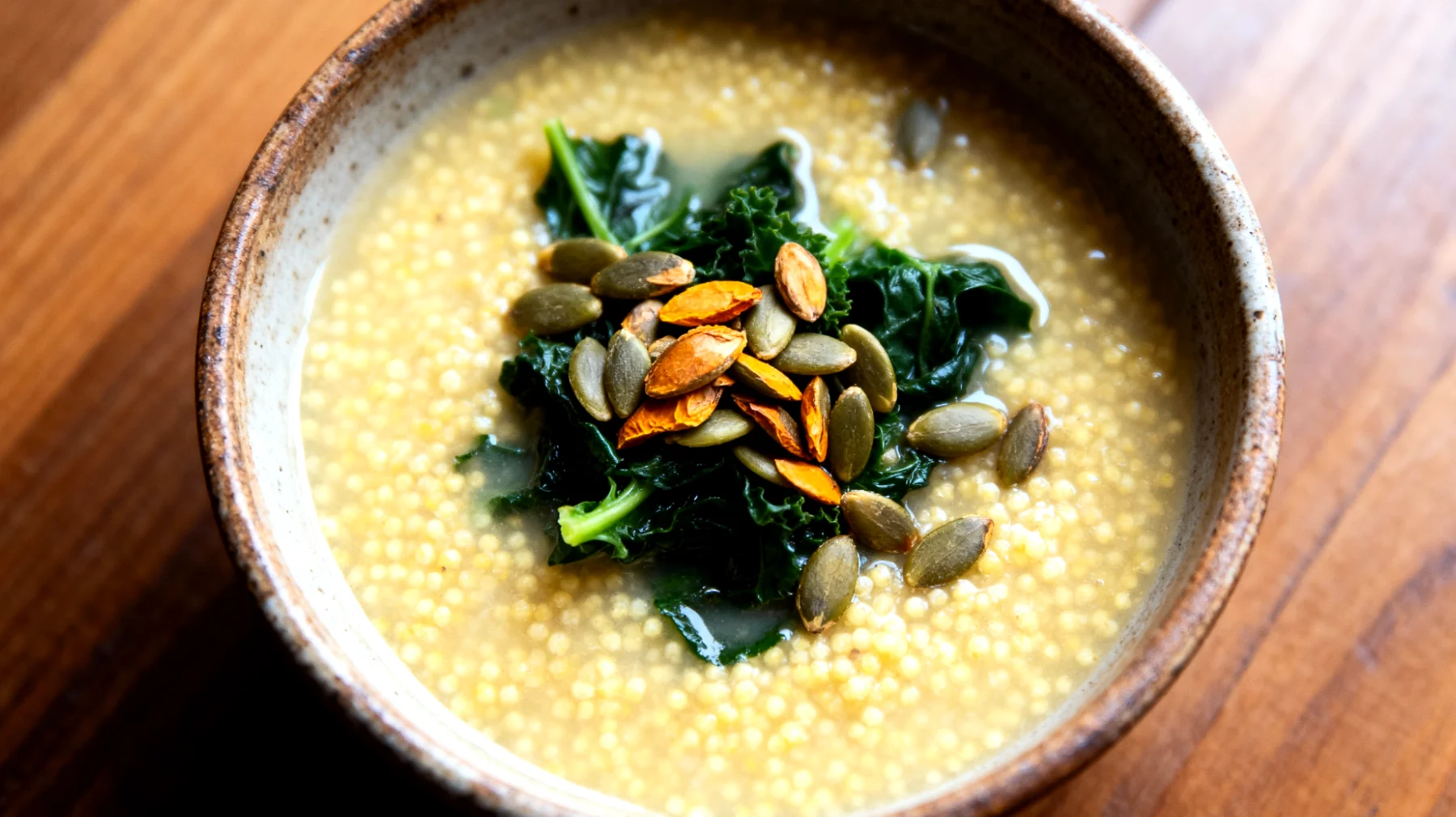 Zuppa di miglio con verdure amare e semi di zucca"