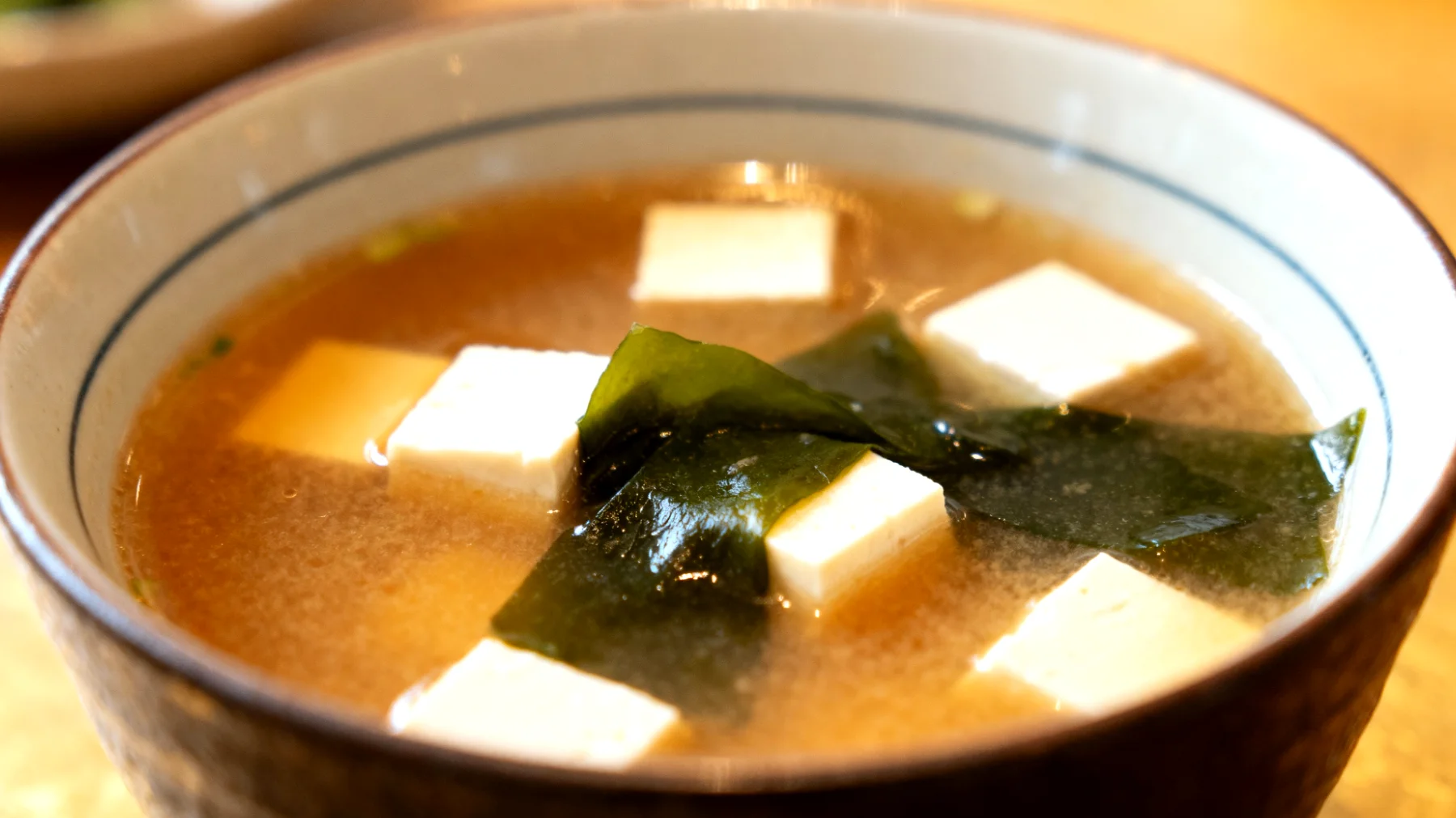 Zuppa di miso con alghe wakame e tofu"