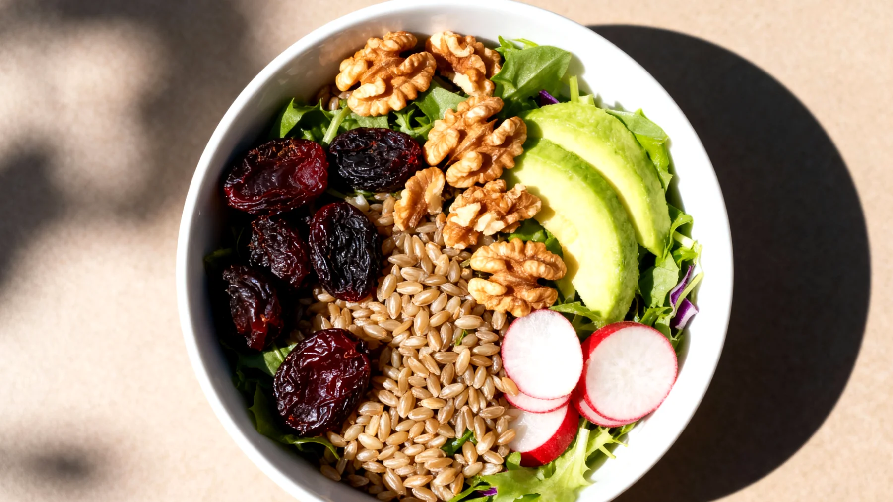 Insalata di farro con prugne secche, noci e verdure crude"