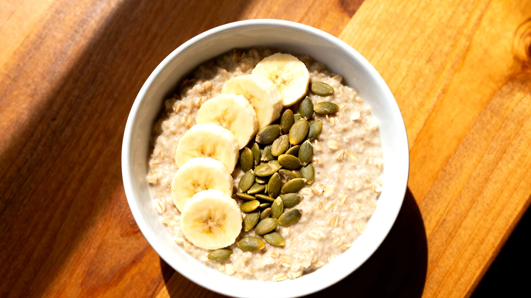 Porridge di avena con semi di zucca e banana"