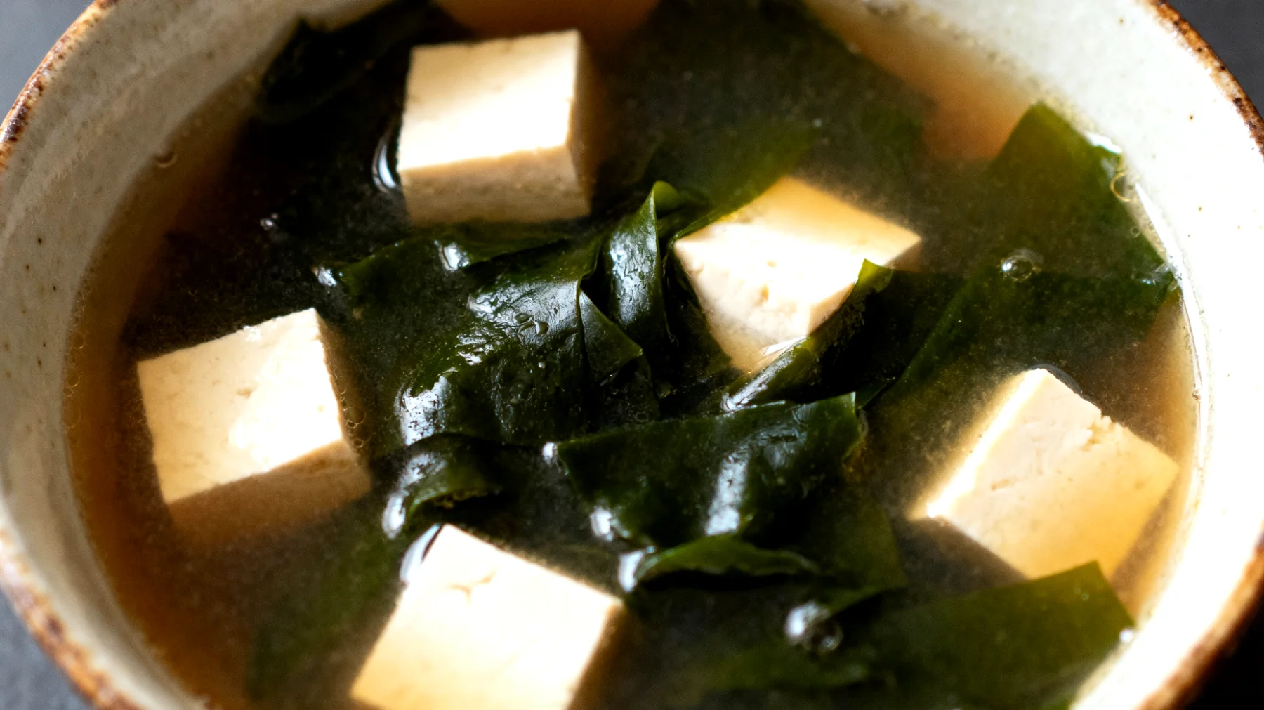 Zuppa di miso con alghe wakame e tofu"